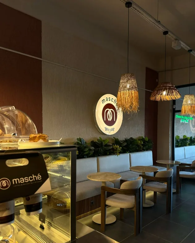 Maschè'nin tatlı vitrini ve oturma alanı